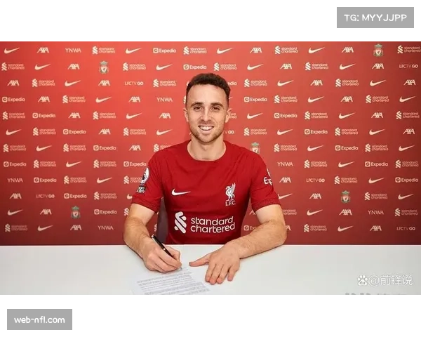 利物浦右后卫首发人选频繁更替引发战术调整与球队稳定性讨论