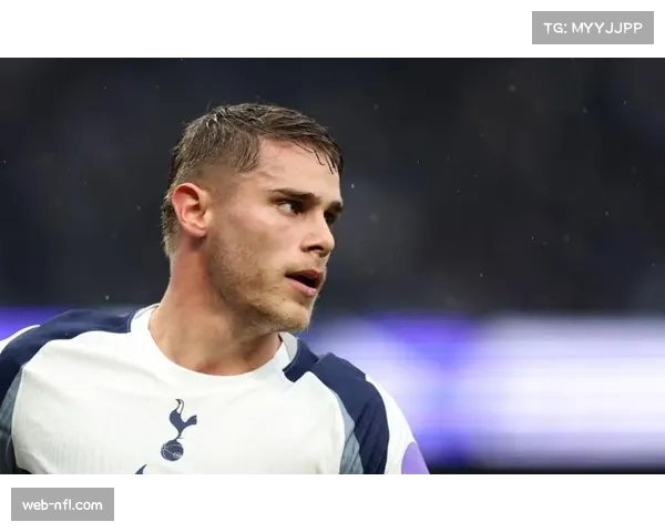 伊萨克进球伤退瞬间：被范德芬撞倒后无法站立，由队医搀扶离场